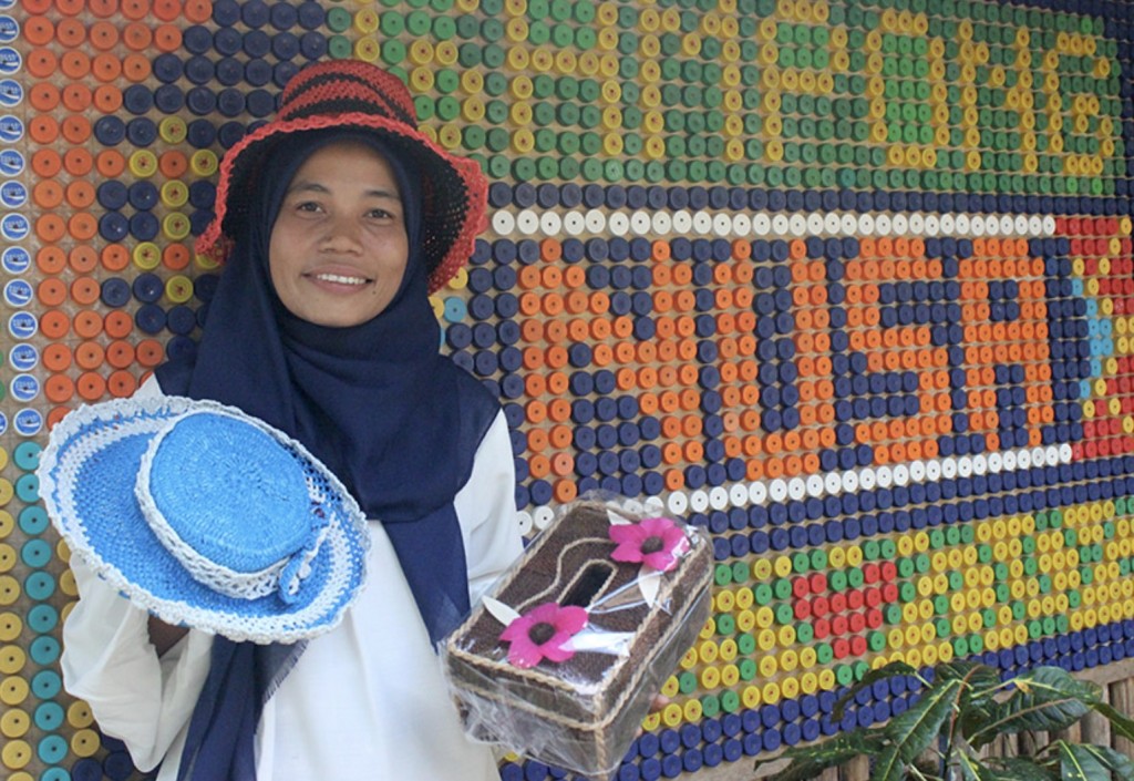 Kerajinan daur ulang sampah khas Gampong Nusa yang sering kita temui di pinggir jalanan arah Lhoknga